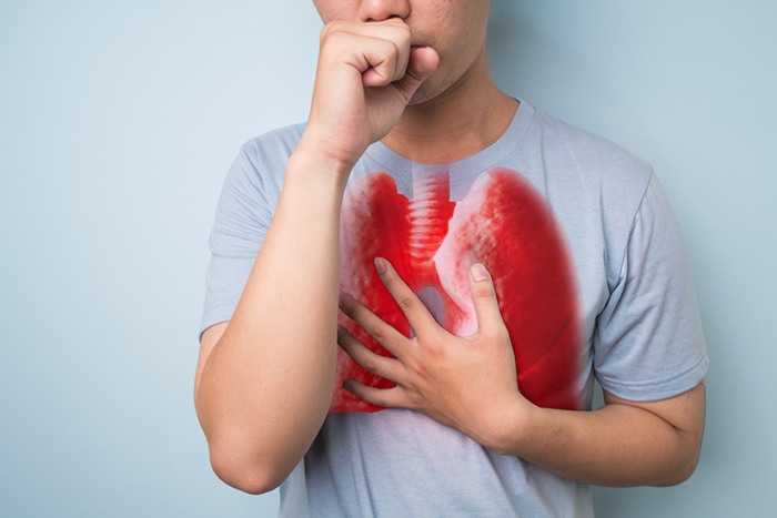 Come alleviare il dolore al petto causato dalla tosse: i rimedi più efficaci