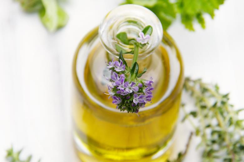 L’olio di timo, alleato naturale contro i dolori articolari e i raffreddori estivi