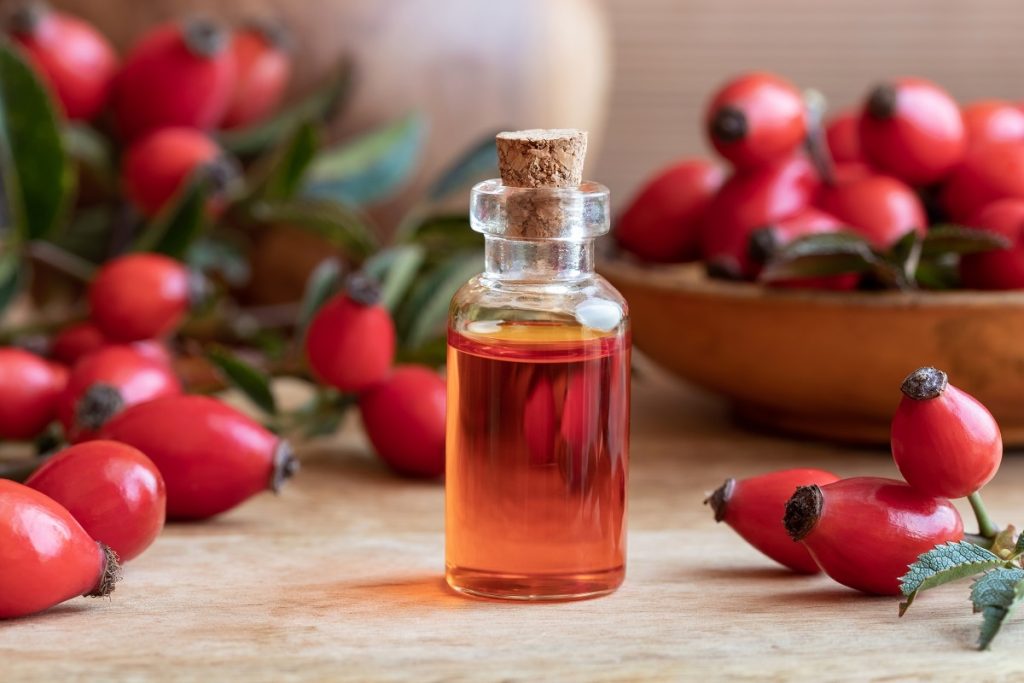 Olio di rosa mosqueta per combattere i dolori articolari e anti-invecchiamento: 10 benefici straordinari dell’olio di rosa mosqueta e controindicazioni