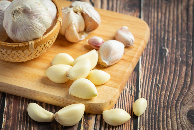 Ha masticato uno spicchio d’aglio ogni mattina e guarda cosa gli è successo!