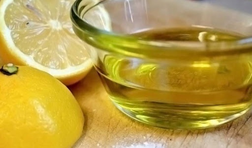 L’olio d’oliva con limone: la combinazione semplice che i nutrizionisti mediterranei raccomandano