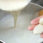 Ricetta con latte caldo e aglio utile per i cambiamenti climatici
