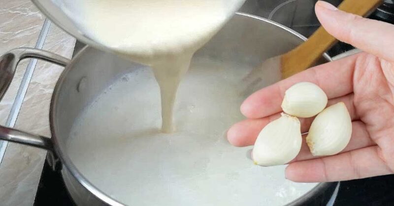 Ricetta con latte caldo e aglio utile per i cambiamenti climatici