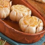 Ricetta con aglio arrosto e olio d’oliva: effetti rapidi su ipertensione e digestione