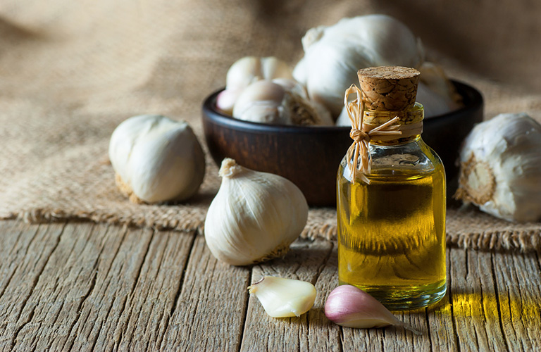 Aglio con olio d’oliva: un mix miracoloso a stomaco vuoto! Benefici e ricetta