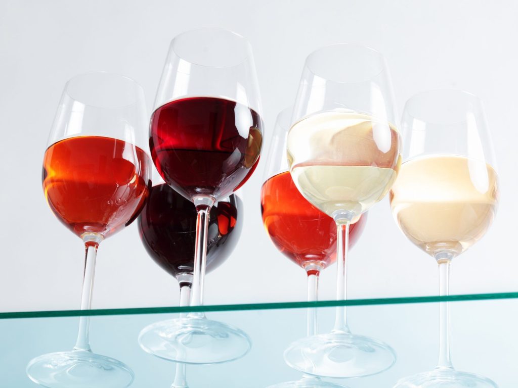 Le ricerche hanno dimostrato che il vino, in particolare quello rosso, offre benefici molto importanti per la salute
