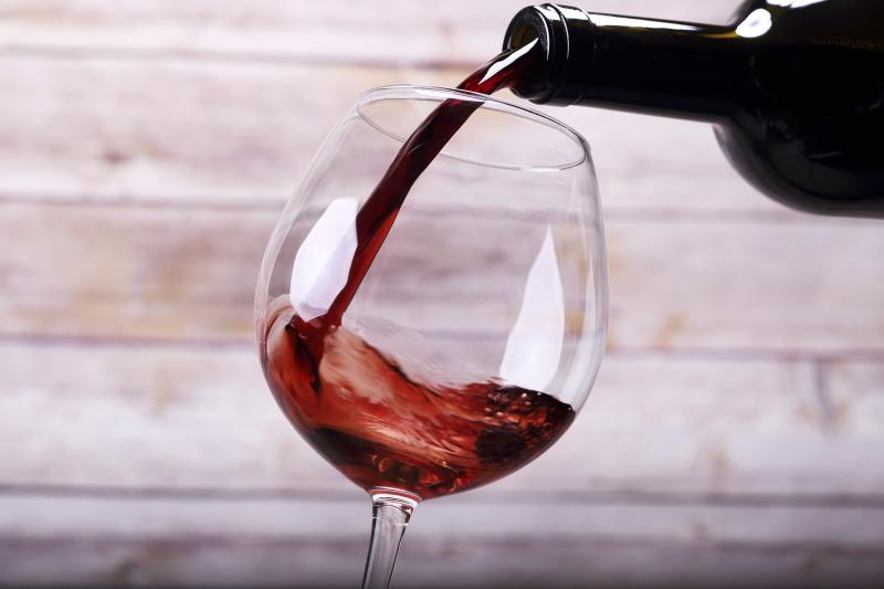 24 benefici del vino rosso per la salute, la pelle e i capelli