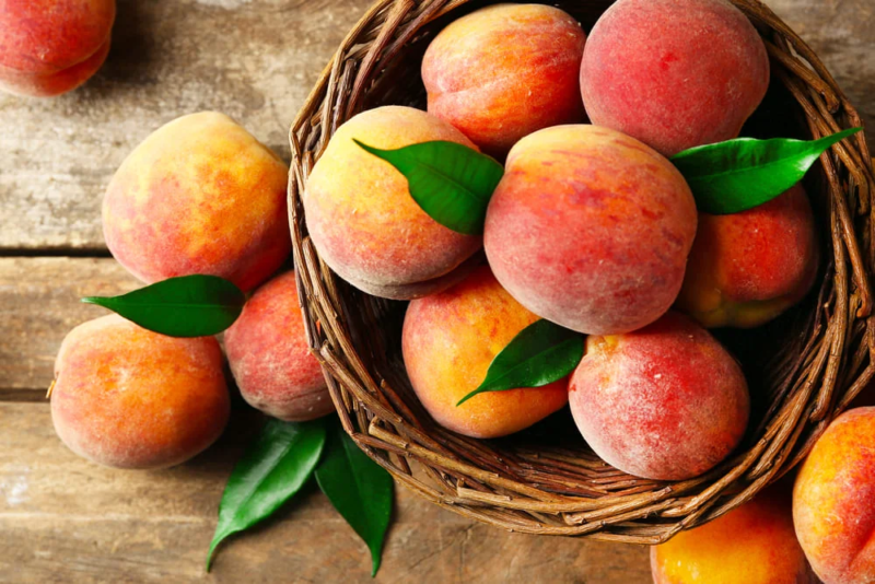 Le pesche, il frutto vellutato che nutre e guarisce