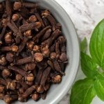 Come si fa il vino medicinale con basilico e chiodi di garofano