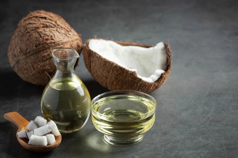 Olio di cocco per la pelle: quando aiuta e quando può irritare