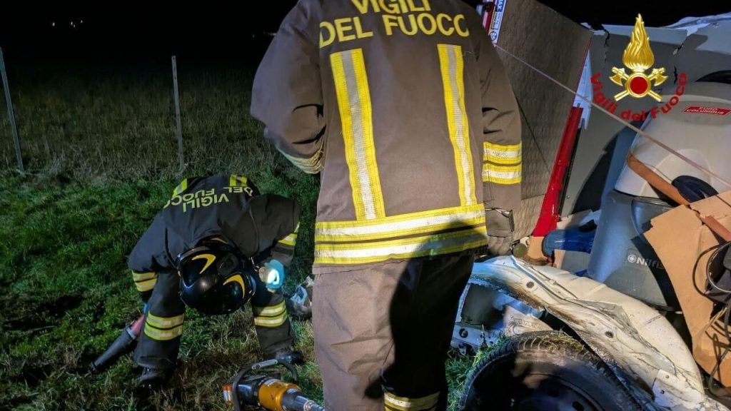 Incidente Sconvolgente sull’A14: Furgone Capovolto Dopo Collisione con un Tir