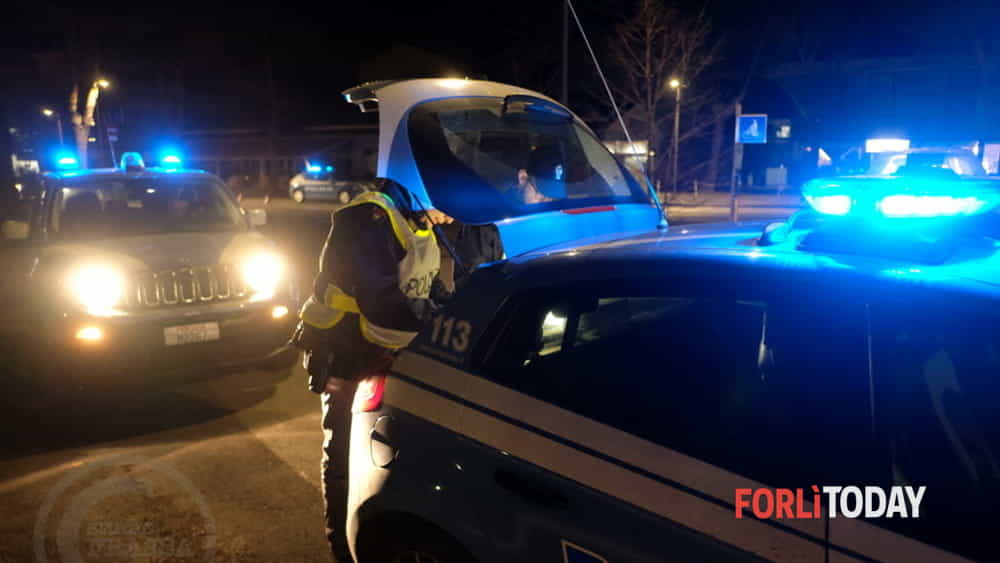 Controlli straordinari nel cuore di Forlì: un arresto e un coltello abbandonato fanno emergere la situazione critica