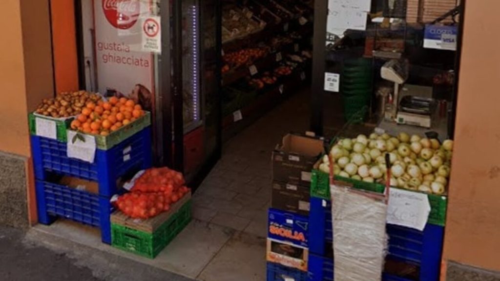 Restrizioni severe per frutta e verdura all’aperto: già cinque negozi costretti a retrocedere