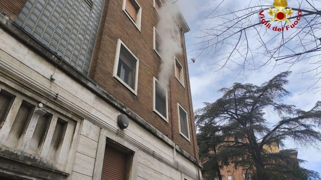 Incendio devastante in un appartamento: proprietaria in ospedale dopo aver respirato fumi tossici