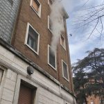 Incendio devastante in un appartamento: proprietaria in ospedale dopo aver respirato fumi tossici