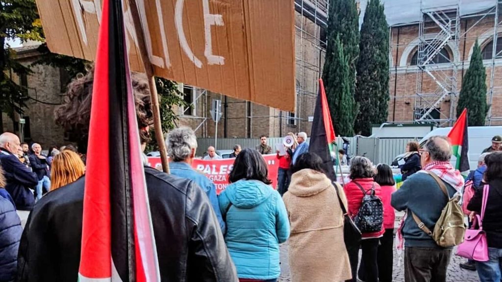 “Un’esecuzione mascherata da operazione di sicurezza”: Mani Rosse Antirazziste scende in piazza contro la violenza di Stato