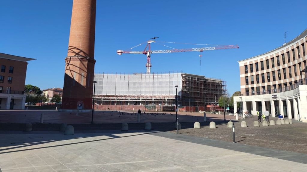 Tensione ai Portici di Forlì: operaio minaccia il suicidio per stipendio arretrato, Sinistra Italiana chiede chiarezza sui subappalti