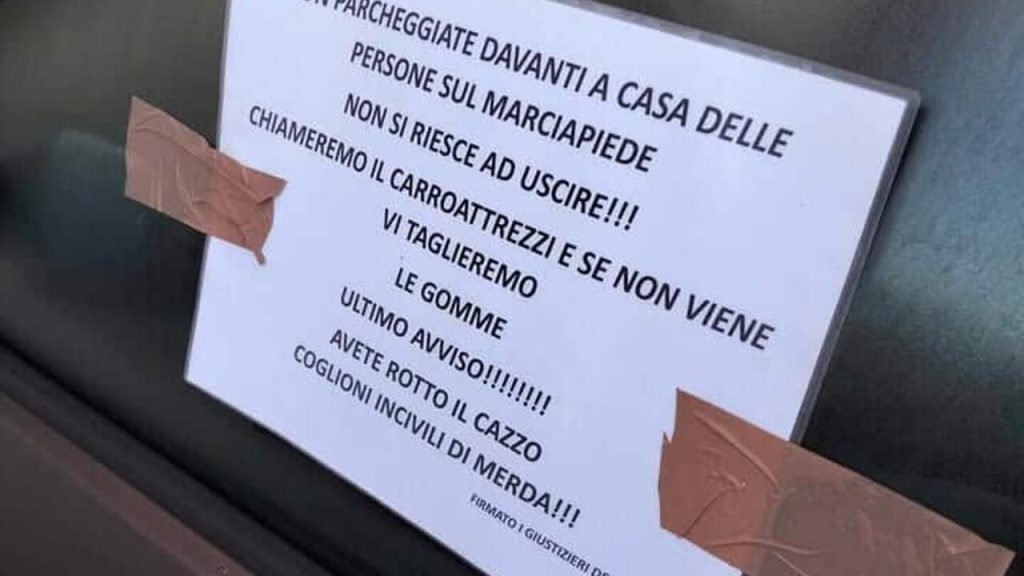 Minacce in centro: “Taglieremo le gomme” alle auto mal parcheggiate