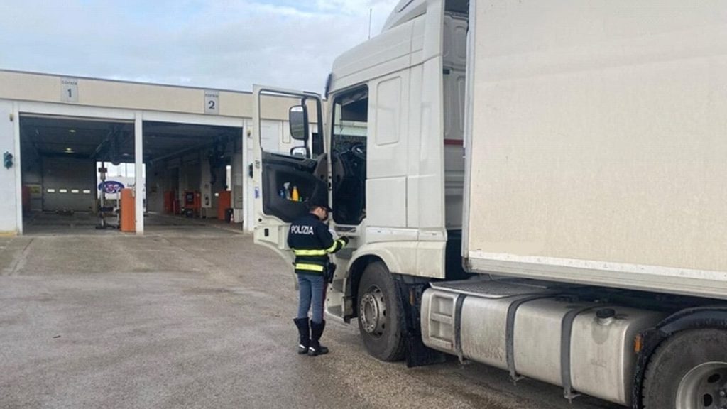 Controlli severi su mezzi pesanti e autobus: la PolStrada non fa sconti