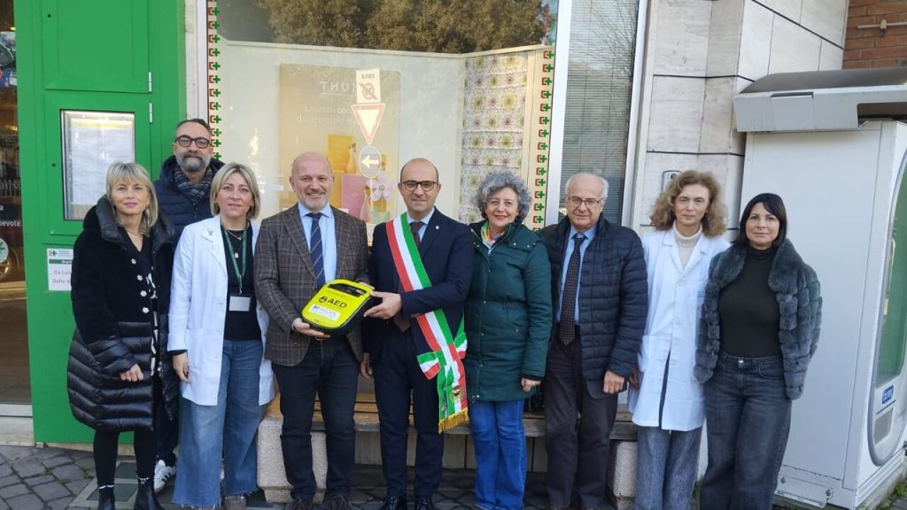 Un Defibrillatore per la Salute della Comunità: La Farmacia Risorgimento si Rinnova