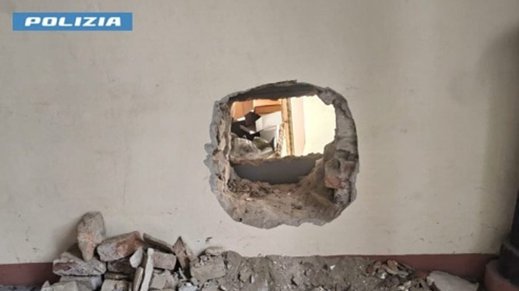 Furto audace da 60 mila euro in oreficeria: arrestati due specialisti della ‘tecnica del buco’