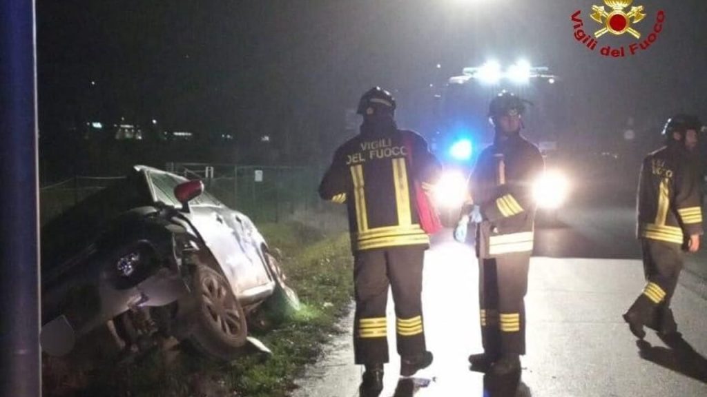 Vettura fuori controllo sulla via Emilia: la notte si tinge di giallo