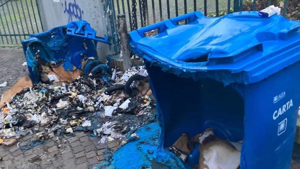 Vandali in azione: incendiati bidoni all’istituto Matteucci