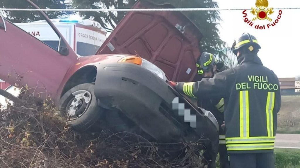 Incidente spaventoso a Bertinoro: automobilista intrappolata nell’abitacolo