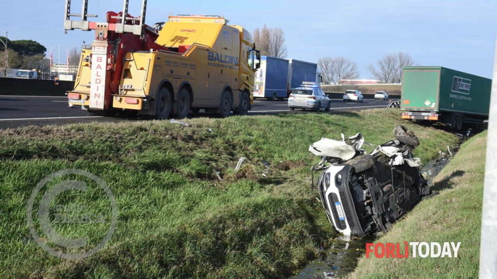 Incidente devastante sull’A14: auto cappottata dopo impatto con camion carico di materiale radioattivo