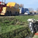 Incidente devastante sull’A14: auto cappottata dopo impatto con camion carico di materiale radioattivo