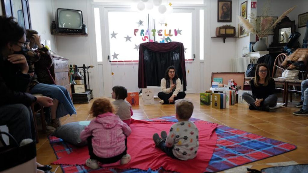 Le mamme di ‘Libro Aperto’ in difesa della loro scuola: “Non lasciateci senza identità”