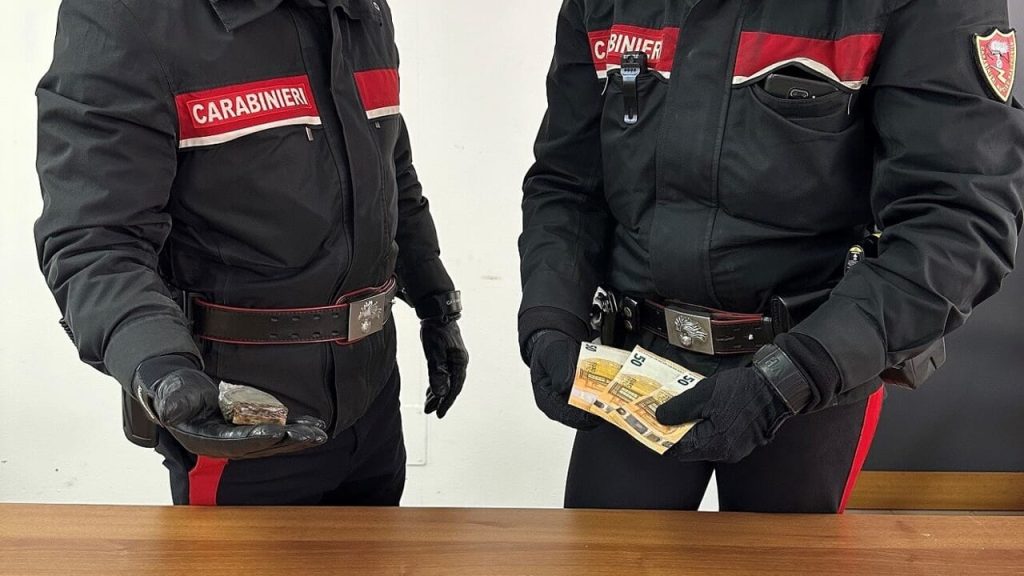 Fuga senza scampo: arrestato tunisini con droga in sella a una bici