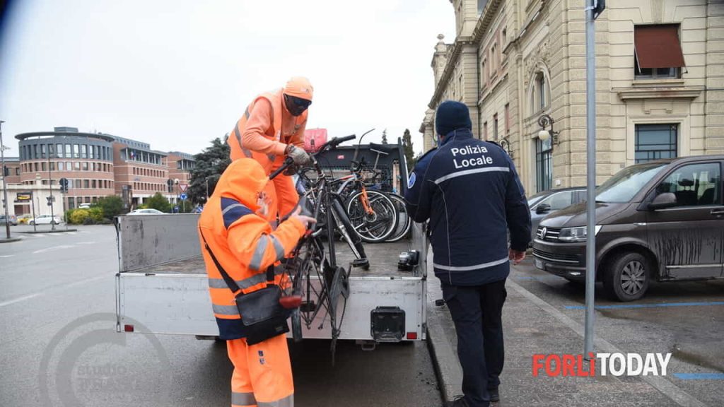 La Polizia Locale di Forlì elimina le bici abbandonate. I rottami tornano utili alla comunità
