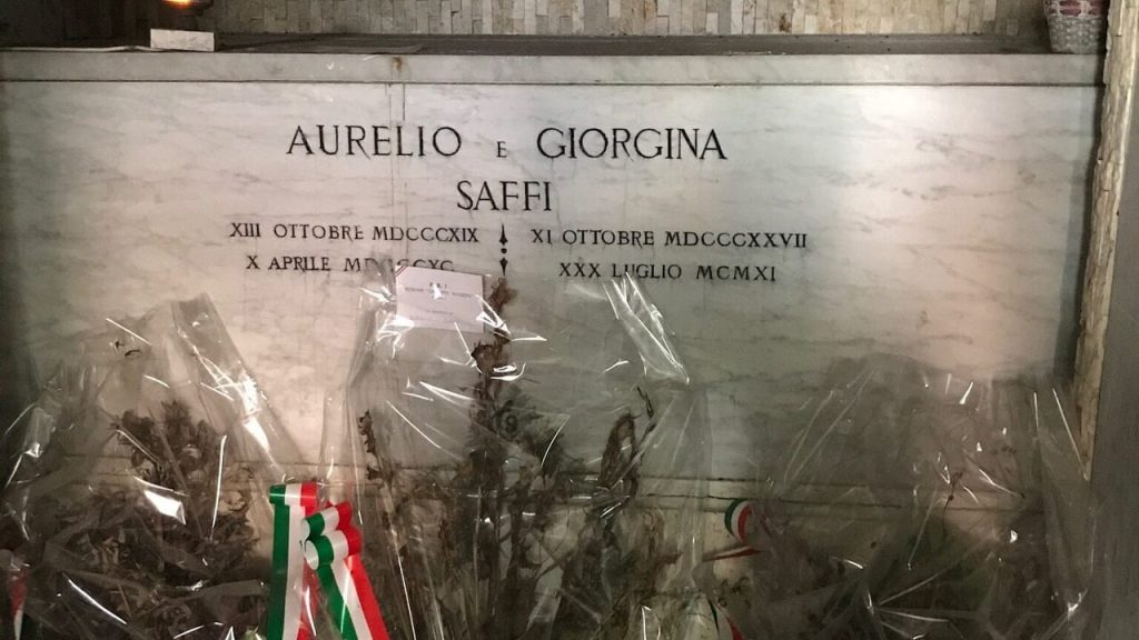 Condizioni indecorose per la tomba di Aurelio Saffi: il Comune promette interventi