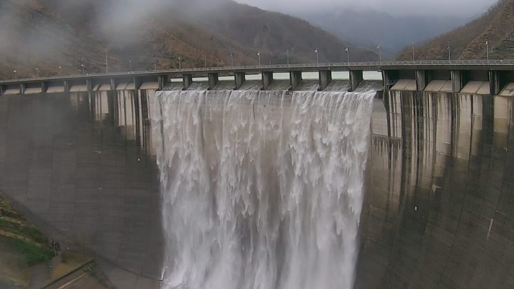 Il ritorno della forza d’acqua: la diga di Ridracoli tracima e risveglia la Romagna
