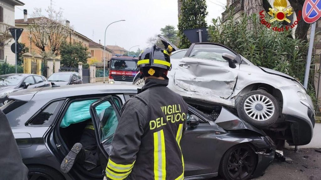 Incidente a Forlì: due auto distrutte, il tempestivo intervento dei vigili del fuoco