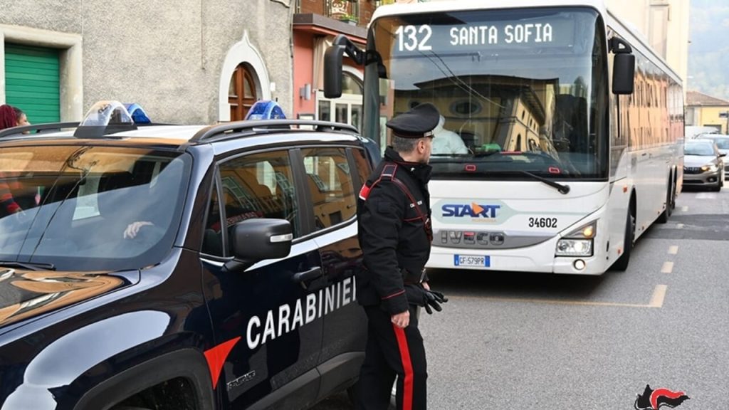 Vandali in azione sulla linea 132: il trasporto pubblico diventa il teatro di atti di violenza