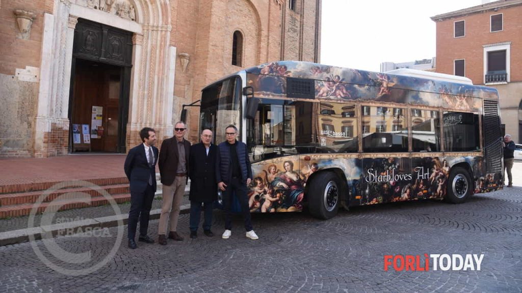 Barocco in Movimento: L’autobus che Rinnova il Concetto di Arte Urbana