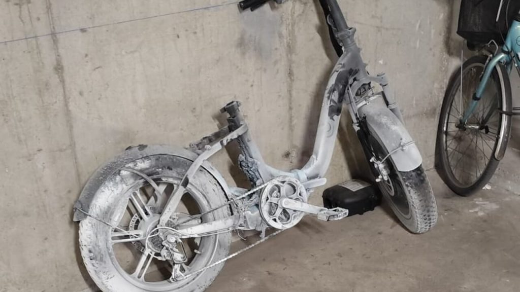 Incendio nel garage del condominio: la batteria di una bici elettrica innesca il panico