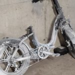 Incendio nel garage del condominio: la batteria di una bici elettrica innesca il panico