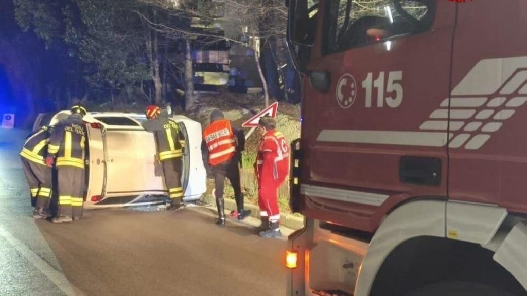 Incidente notturno sulla Bidentina: un’auto rovesciata e un ferito