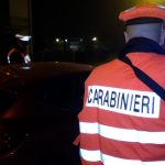 Due giovani armati di bastone e tirapugni: la notte di follia culmina in denunce