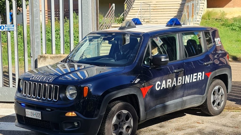 Un coltello pieghevole nel marsupio: la denuncia che fa tremare