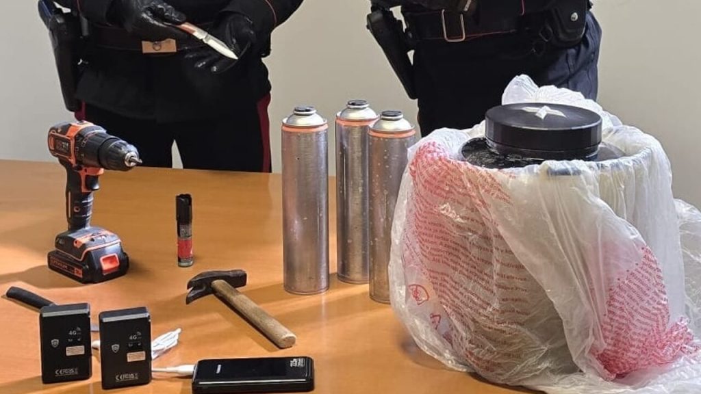 Un incubo senza fine: arrestato stalker con coltello e spray al peperoncino