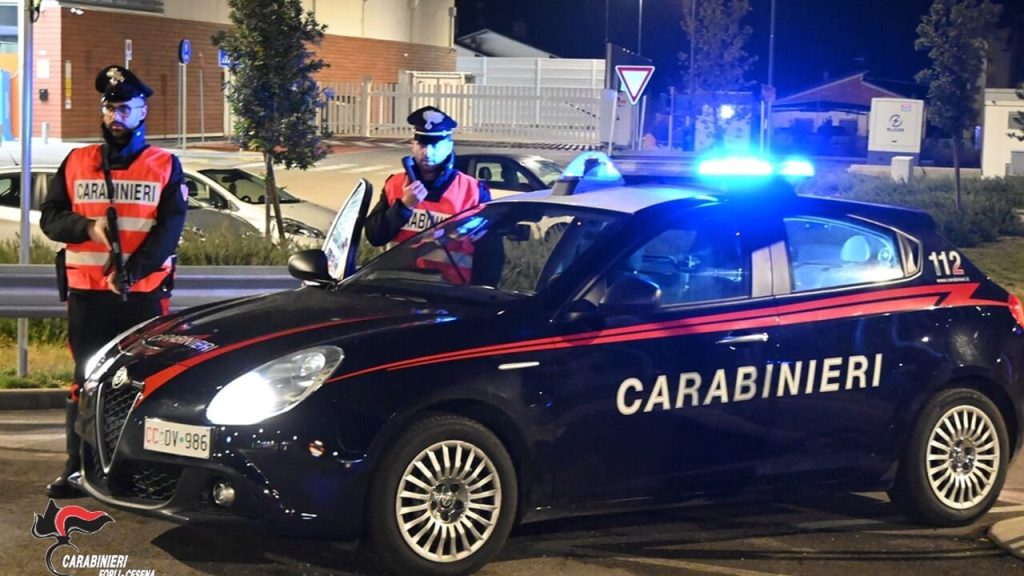 Follia su quattro ruote: inseguimento a tutta velocità culmina in uno schianto con i carabinieri