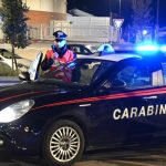 Follia su quattro ruote: inseguimento a tutta velocità culmina in uno schianto con i carabinieri