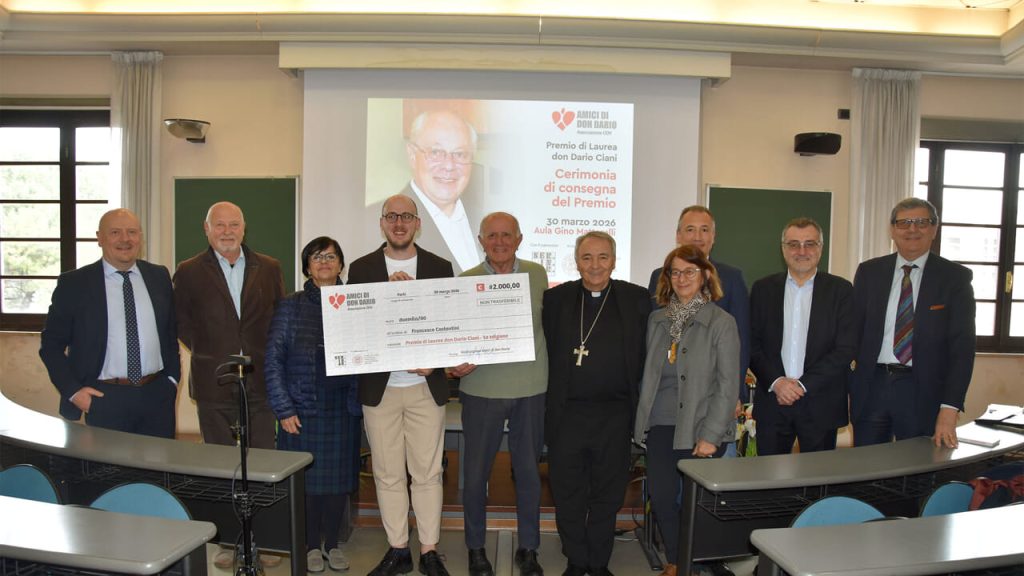 Francesco Costantini trionfa al Premio di laurea don Dario Ciani: un’analisi pungente sulle migrazioni e il lavoro