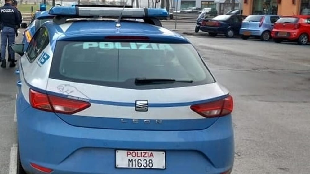 Operazione di Polizia a Forlì: Espulsione e Sequestro di Droga in Centro e Stazione