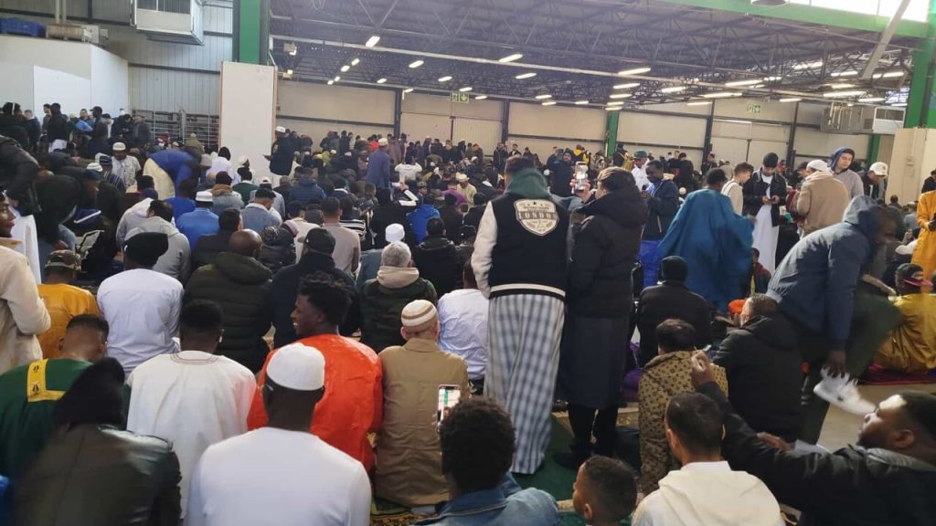 Cinquemila anime in festa: l’Eid al-fitr segna una nuova era di integrazione