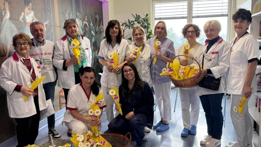 Una gerbera per ogni donna: lo Ior si schiera al fianco delle guerriere contro il cancro
